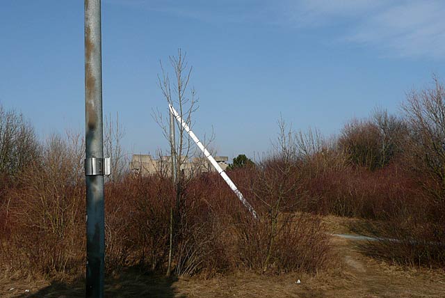 Sonnenuhr, im Hintergrund die Wotruba-Kirche